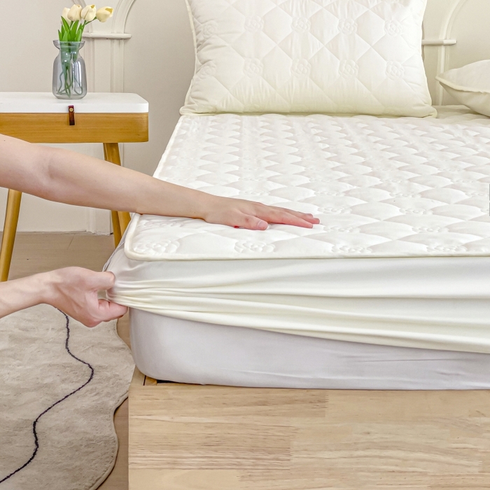 91家纺网 家纺一手货源 找家纺 丝涟家居 2025新款A类亲肤棉防水防污床笠--花朵款 玫瑰花-月光白