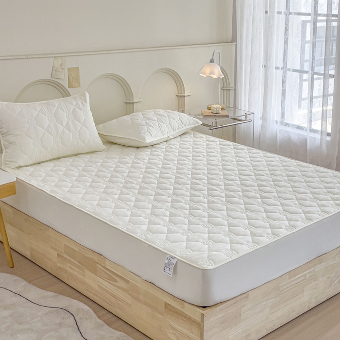 91家纺网 家纺一手货源 找家纺 丝涟家居 2025新款A类亲肤棉防水防污床笠--花朵款 玫瑰花-月光白