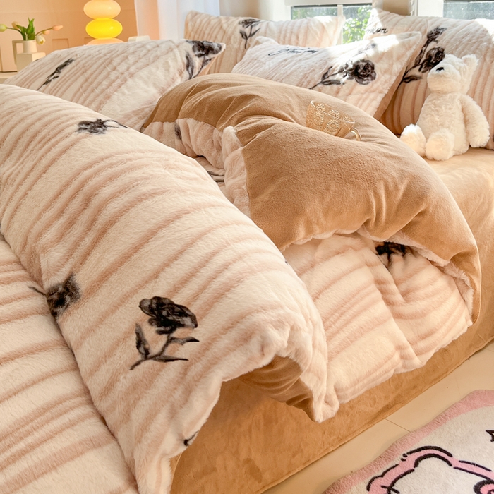 91家纺网 家纺一手货源 找家纺 慕澄家纺 2024新款兔绒牛奶绒加厚保暖印花四件套 线条玫瑰