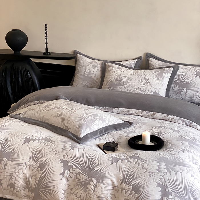 91家纺网 家纺一手货源 找家纺 梦享生活家居 2024新款加厚保暖牛奶绒四件套 烟花-灰