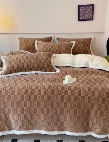 91家纺网 家纺一手货源 找家纺 2024新款简约包边全消光雕花牛奶绒兔兔绒四件套 包边绒 麦格娅 咖