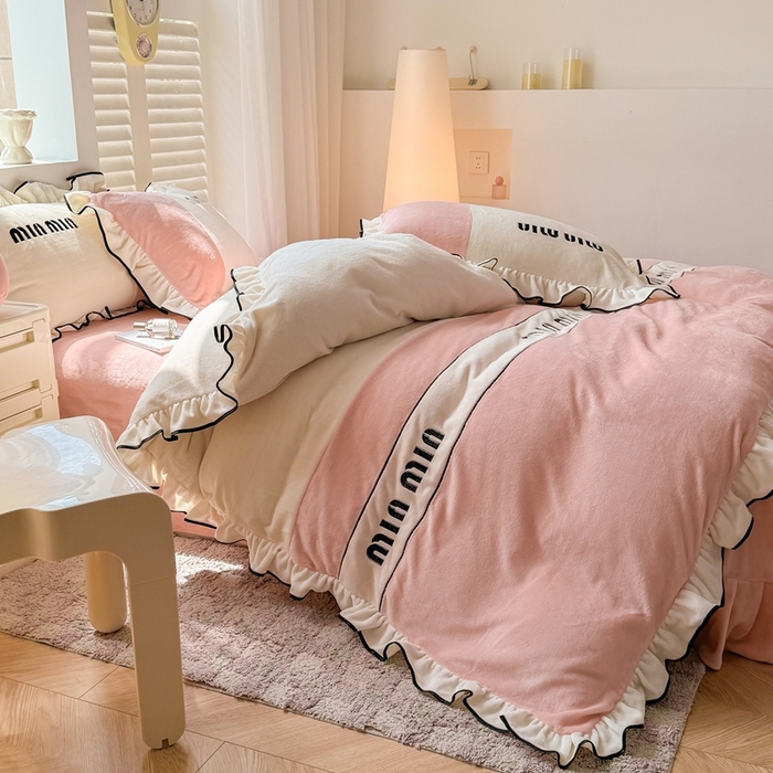 91家纺网 家纺一手货源 找家纺 凯美家居 2024新款牛奶绒刺绣花边四件套-美丽格 美丽格-白粉