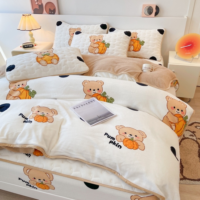 91家纺网 家纺一手货源 找家纺 2024秋冬A类牛奶绒加厚夹棉床笠+牛奶绒被套四件套波点熊