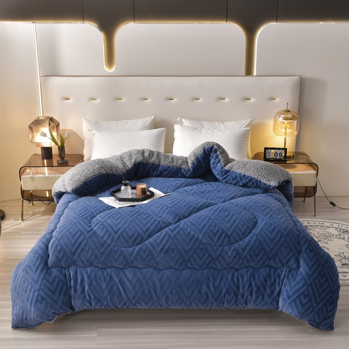 91家纺网 家纺一手货源 找家纺 锦逸家居 2025新款剪花牛奶绒冬被纯色冬被雕花牛奶绒冬被被子被芯春秋被 海洋蓝