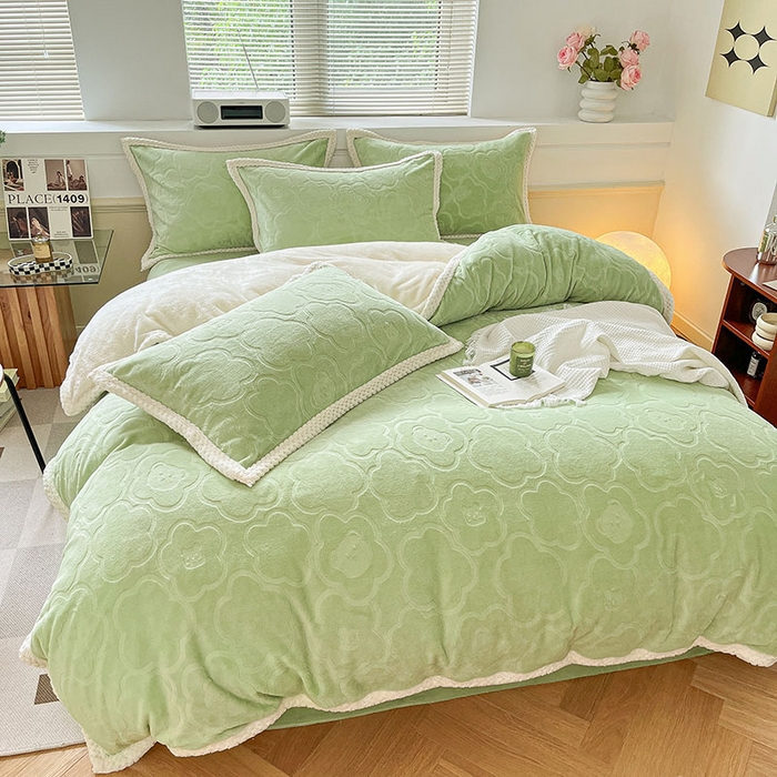 91家纺网 家纺一手货源 找家纺 2024新款简约包边全消光雕花牛奶绒兔兔绒四件套 雕花包边-雕花小熊 草绿