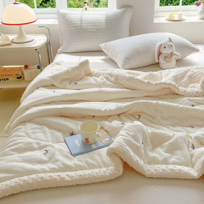 91家纺网 家纺一手货源 找家纺 木楌家居 2025新款全棉A类皱皱纱刺绣手包边豆豆被 星柔