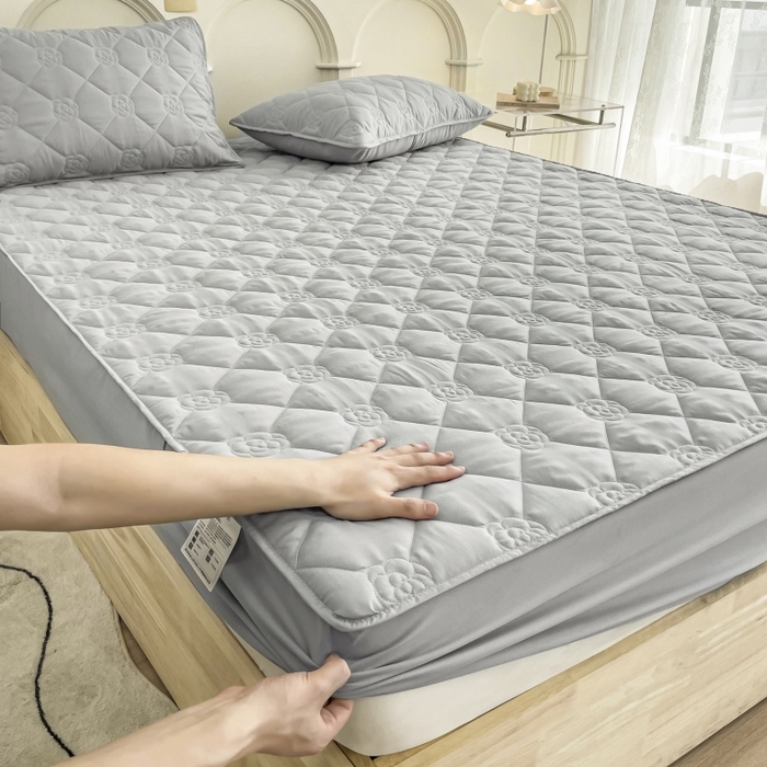 91家纺网 家纺一手货源 找家纺 丝涟家居 2025新款A类亲肤棉防水防污床笠--花朵款 玫瑰花-银优灰