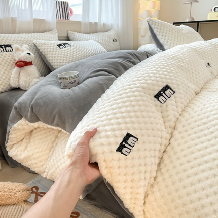 91家纺网 家纺一手货源 找家纺 铭宣家居 2024新款A类豆豆绒刺绣款四件套 豆豆绒-min