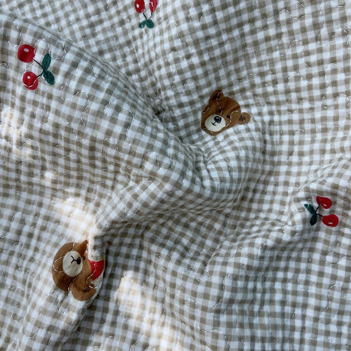 91家纺网 家纺一手货源 找家纺 2024新款亲肤舒适法式床盖三件套 熊头小格子