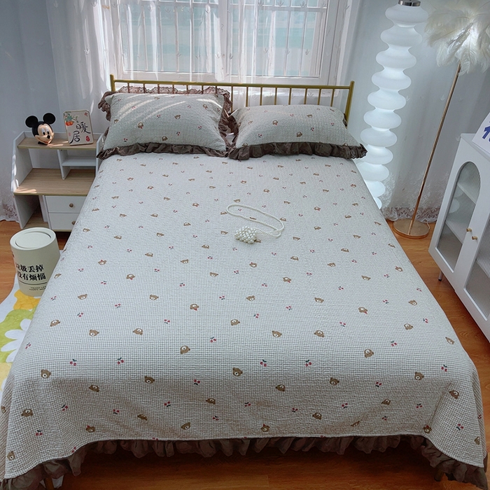 91家纺网 家纺一手货源 找家纺 2024新款亲肤舒适法式床盖三件套 熊头小格子