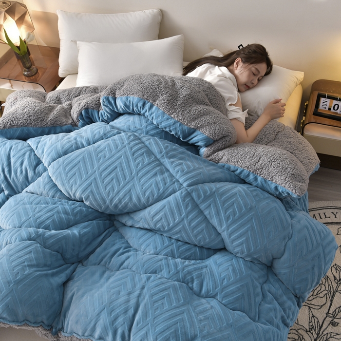 91家纺网 家纺一手货源 找家纺 锦逸家居 2025新款剪花牛奶绒冬被纯色冬被雕花牛奶绒冬被被子被芯春秋被 天空蓝