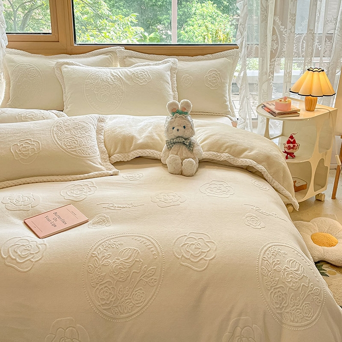 91家纺网 家纺一手货源 找家纺 2024新款简约包边全消光雕花牛奶绒兔兔绒四件套 雕花包边-浪漫人生 奶白