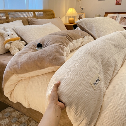 91家纺网 家纺一手货源 找家纺 莱茵家居 2024新款A类高克重雕花牛奶绒四件套-糖果格 糖果格-白咖