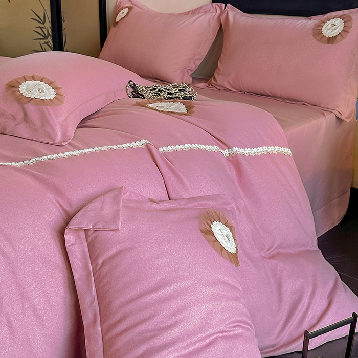 91家纺网 家纺一手货源 找家纺 梵克保罗 2024秋冬加厚肌理纹碳素磨毛刺绣贴布绣花边新中式四件套 豆沙