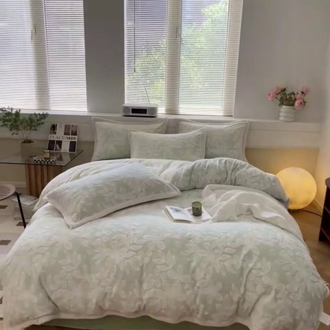 91家纺网 家纺一手货源 找家纺 2024新款简约包边全消光雕花牛奶绒兔兔绒四件套 雕花包边-爱在秋冬 浅绿