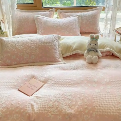 91家纺网 家纺一手货源 找家纺 2024新款简约包边全消光雕花牛奶绒兔兔绒四件套 雕花包边-阿芙朵 粉