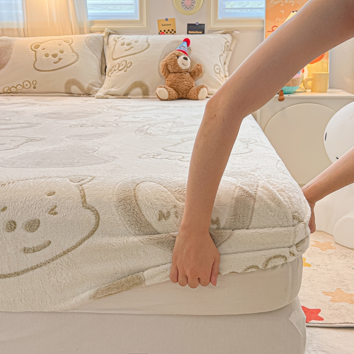 91家纺网 家纺一手货源 找家纺 韩巢家纺 2024新款加厚雪花绒卡通印花保暖床笠三件套 爱心熊(绿)