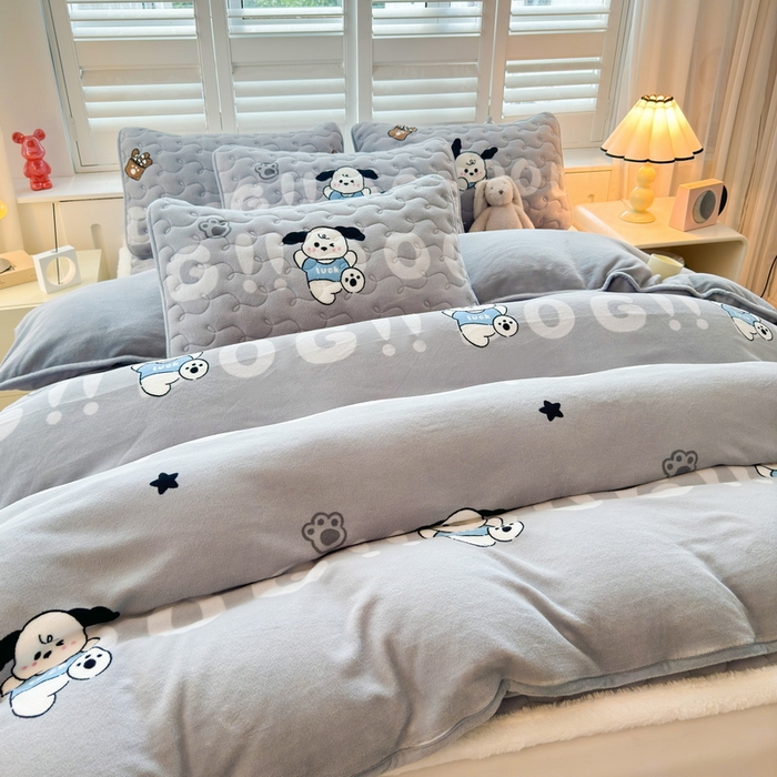 91家纺网 家纺一手货源 找家纺 2024秋冬新款牛奶绒加厚夹棉床褥垫+牛奶绒被套四件套字母狗