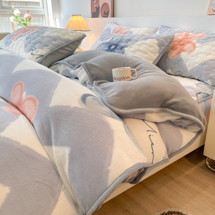 91家纺网 家纺一手货源 找家纺 2024秋冬A类牛奶绒加厚夹棉床笠+牛奶绒被套四件套艾琳娜