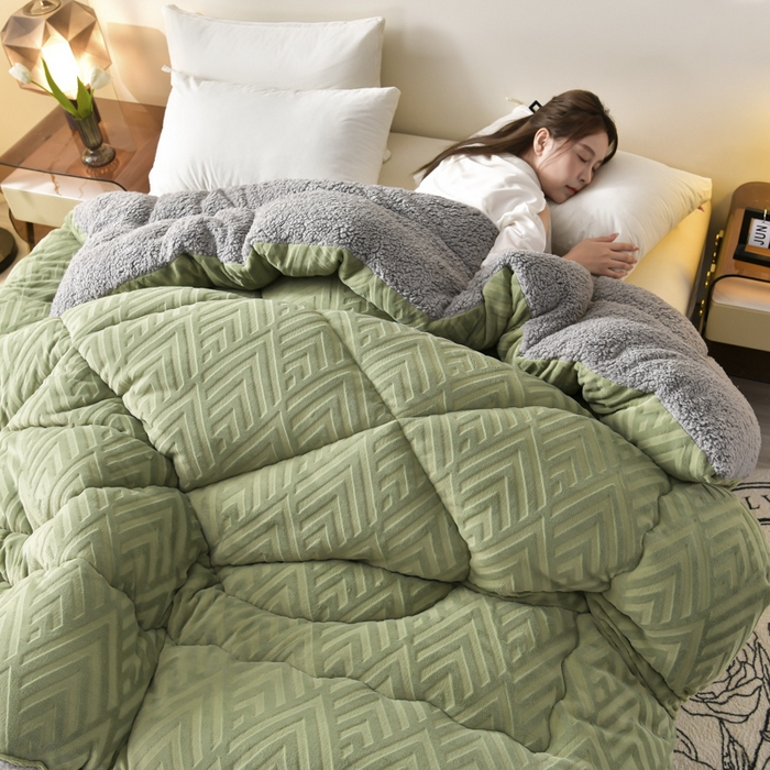 91家纺网 家纺一手货源 找家纺 锦逸家居 2025新款剪花牛奶绒冬被纯色冬被雕花牛奶绒冬被被子被芯春秋被 抹茶绿