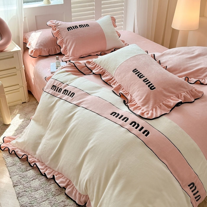 91家纺网 家纺一手货源 找家纺 凯美家居 2024新款牛奶绒刺绣花边四件套-美丽格 美丽格-粉玉