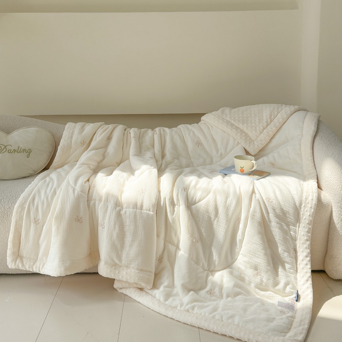 91家纺网 家纺一手货源 找家纺 木楌家居 2025新款全棉A类皱皱纱刺绣手包边豆豆被 清欢