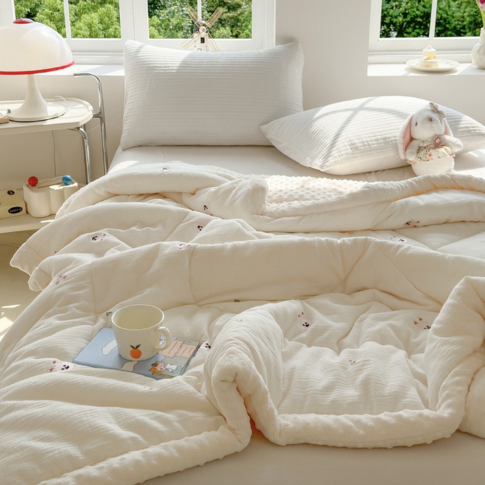 91家纺网 家纺一手货源 找家纺 木楌家居 2025新款全棉A类皱皱纱刺绣手包边豆豆被 芊朵