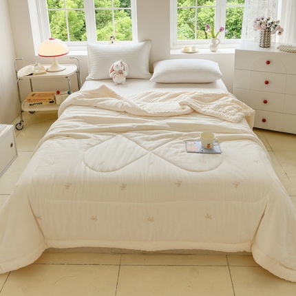 木楌家居 2025新款全棉A类皱皱纱刺绣手包边豆豆被 清欢