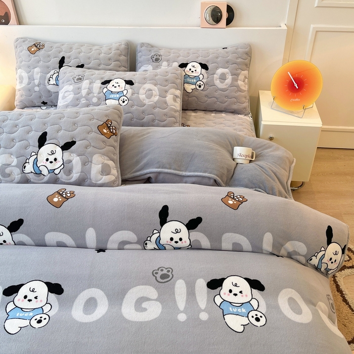 91家纺网 家纺一手货源 找家纺 2024秋冬A类牛奶绒加厚夹棉床笠+牛奶绒被套四件套字母狗