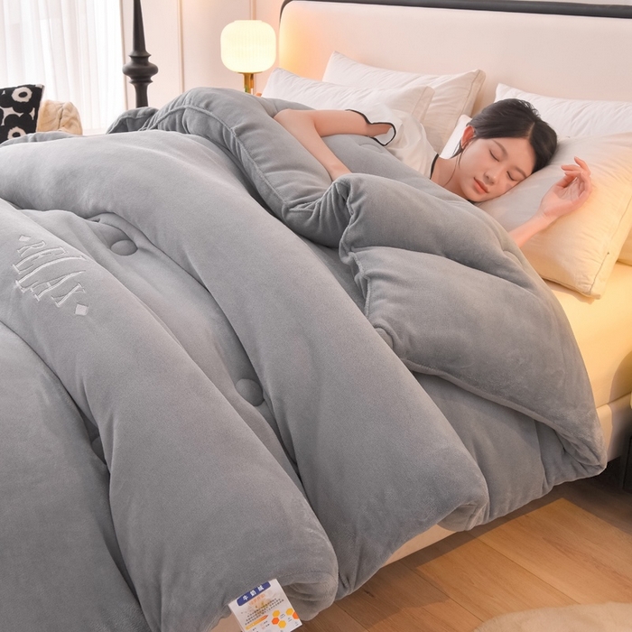 91家纺网 家纺一手货源 找家纺 牛魔王家居 2024新款加厚牛奶绒绣花冬被春秋被大豆被被子 牛奶绒+气质灰