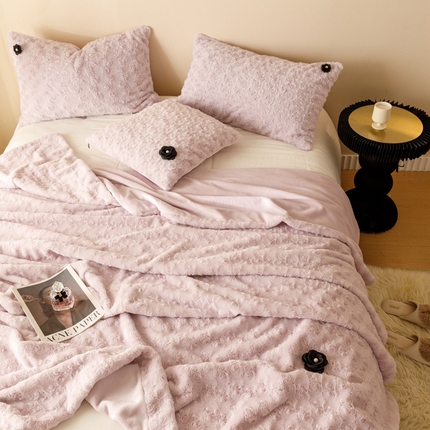 91家纺网 家纺一手货源 找家纺 2024秋冬保暖加厚绒类玫瑰兔绒毛毯、抱枕 毛毯-萝兰紫