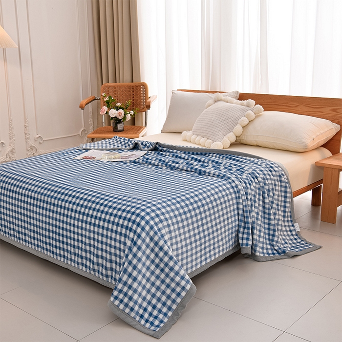 91家纺网 家纺一手货源 找家纺 仟人梦 2024新款A类高克重保暖法兰绒多功能保暖毛毯 蓝小格