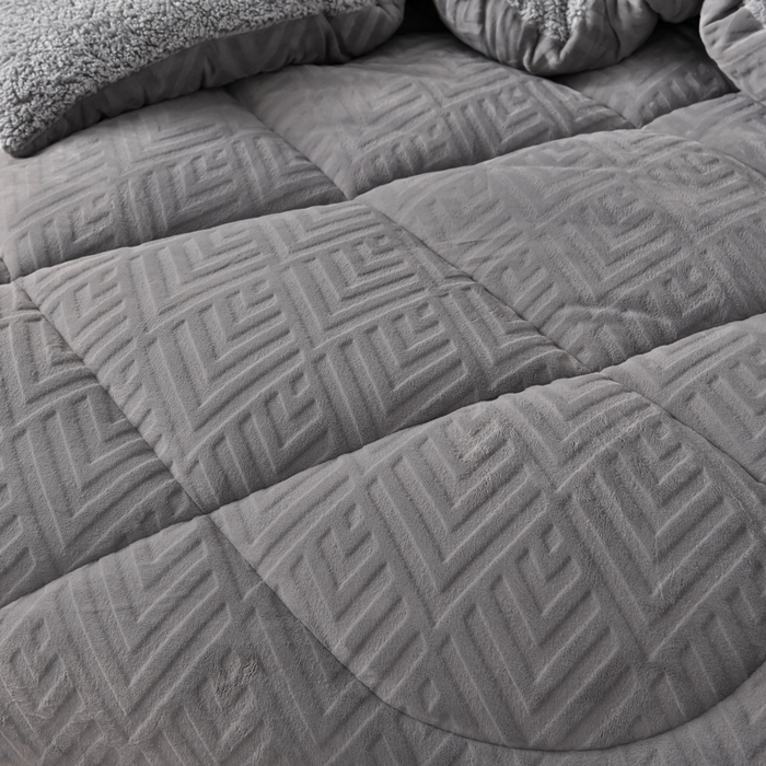 91家纺网 家纺一手货源 找家纺 锦逸家居 2025新款剪花牛奶绒冬被纯色冬被雕花牛奶绒冬被被子被芯春秋被 高级灰