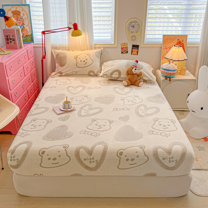 91家纺网 家纺一手货源 找家纺 韩巢家纺 2024新款加厚雪花绒卡通印花保暖床笠三件套 爱心熊(绿)