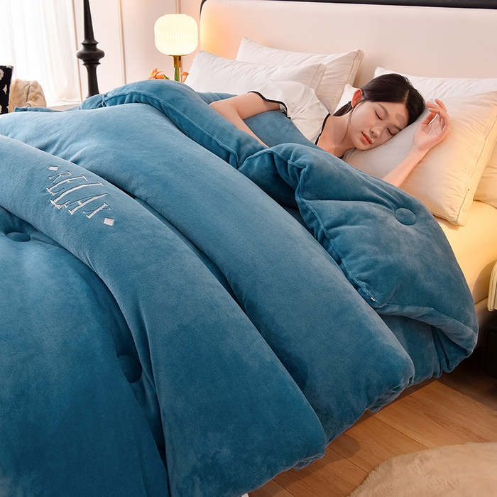 91家纺网 家纺一手货源 找家纺 牛魔王家居 2024新款加厚牛奶绒绣花冬被春秋被大豆被被子 牛奶绒+宾利蓝