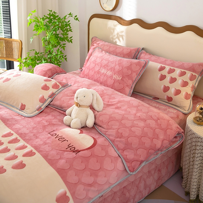 91家纺网 家纺一手货源 找家纺 雨萝家纺 2024新款亲肤舒适牛奶绒四件套 心有灵犀