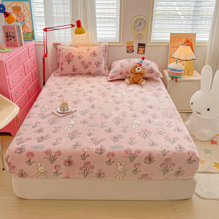 91家纺网 家纺一手货源 找家纺 韩巢家纺 2024新款加厚雪花绒卡通印花保暖床笠三件套 花园熊(粉)