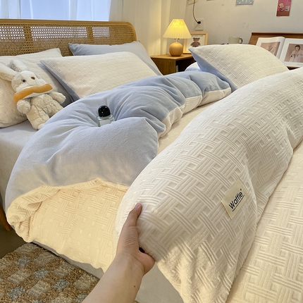 莱茵家居 2024新款A类高克重雕花牛奶绒四件套-糖果格 糖果格-白蓝