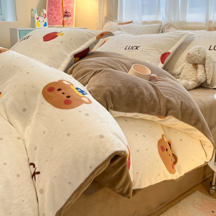 91家纺网 家纺一手货源 找家纺 慕尚家纺 2025新款3.5kg高克重田园花卉类牛奶绒四件套 苹果小熊