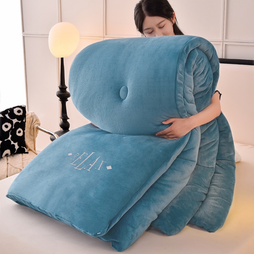 91家纺网 家纺一手货源 找家纺 牛魔王家居 2024新款加厚牛奶绒绣花冬被春秋被大豆被被子 牛奶绒+月光蓝