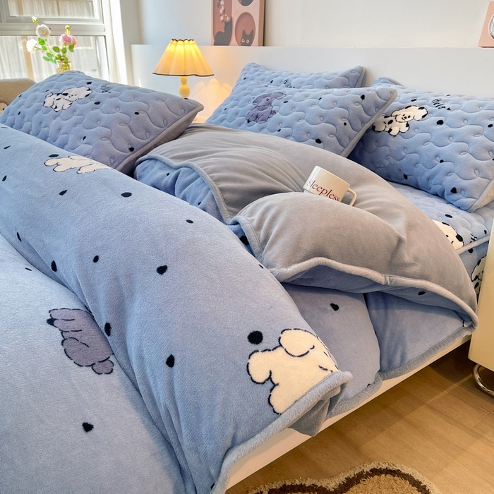 91家纺网 家纺一手货源 找家纺 2024秋冬A类牛奶绒加厚夹棉床笠+牛奶绒被套四件套汪星人