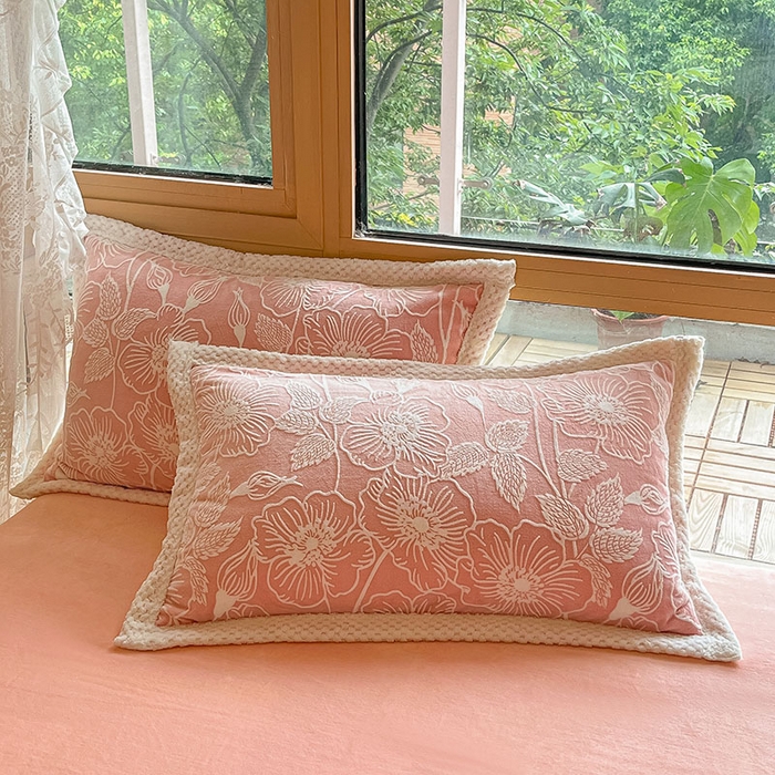 91家纺网 家纺一手货源 找家纺 2024新款简约包边全消光雕花牛奶绒兔兔绒四件套 雕花包边-安妮花苑 粉