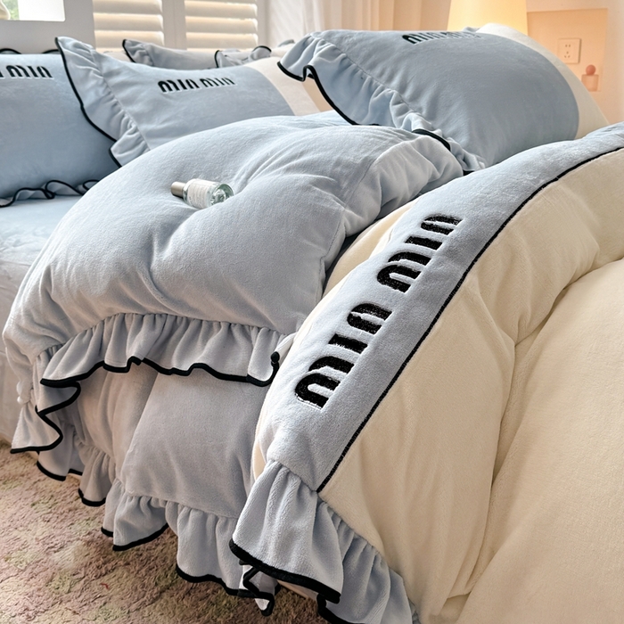 91家纺网 家纺一手货源 找家纺 凯美家居 2024新款牛奶绒刺绣花边四件套-美丽格 美丽格-蓝灰