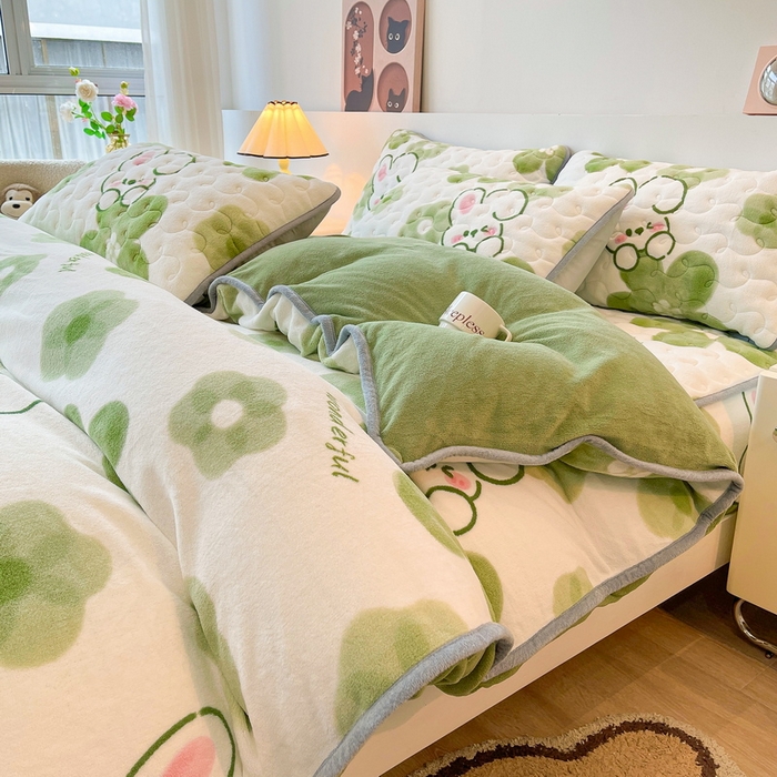91家纺网 家纺一手货源 找家纺 2024秋冬A类牛奶绒加厚夹棉床笠+牛奶绒被套四件套蓓蕾兔-绿