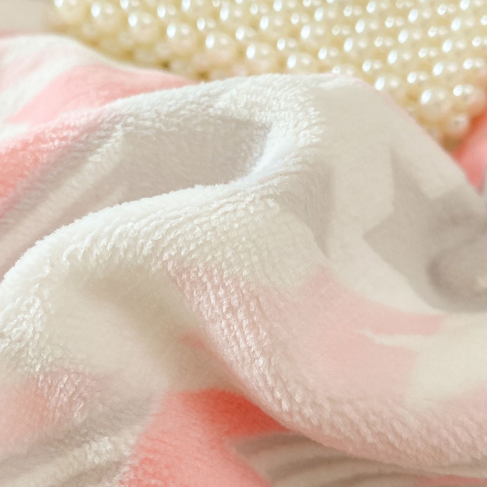 91家纺网 家纺一手货源 找家纺 2024新款简约包边全消光雕花牛奶绒兔兔绒四件套 雕花包边-千鸟格小熊-粉