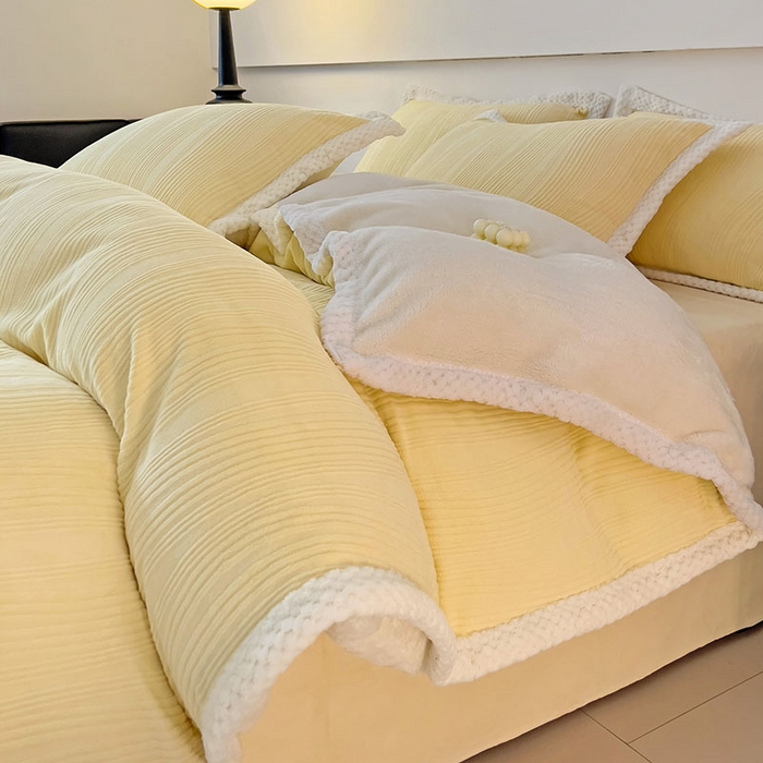 91家纺网 家纺一手货源 找家纺 2024新款简约包边全消光雕花牛奶绒兔兔绒四件套 包边绒 波浪条米黄