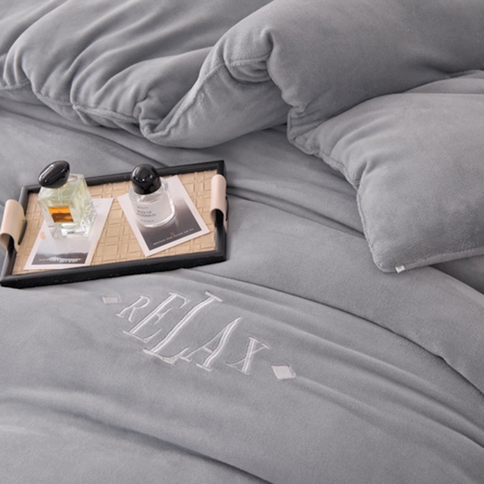 91家纺网 家纺一手货源 找家纺 牛魔王家居 2024新款加厚牛奶绒绣花冬被春秋被大豆被被子 牛奶绒+气质灰