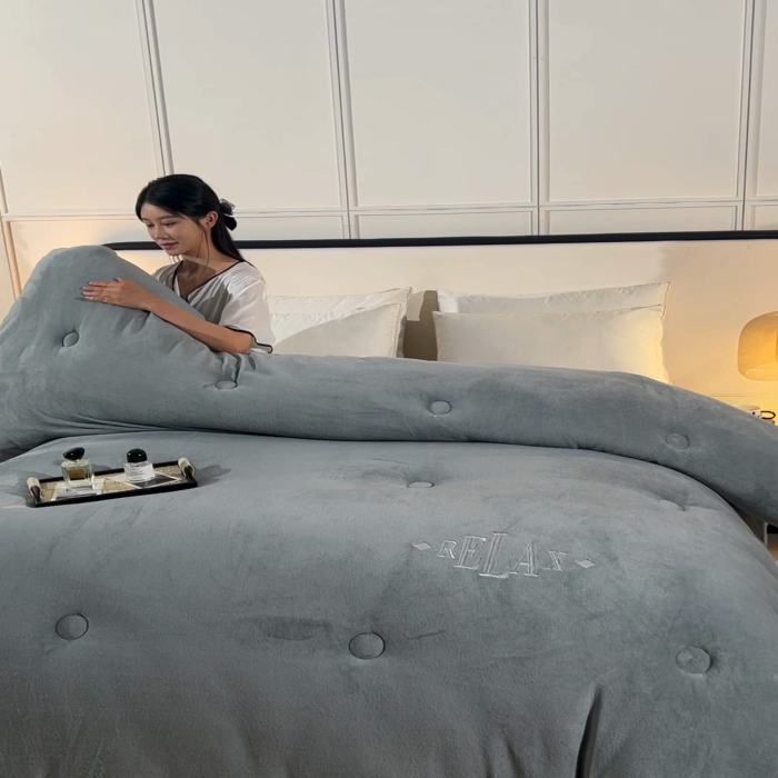 91家纺网 家纺一手货源 找家纺 牛魔王家居 2024新款加厚牛奶绒绣花冬被春秋被大豆被被子 牛奶绒+绅士灰