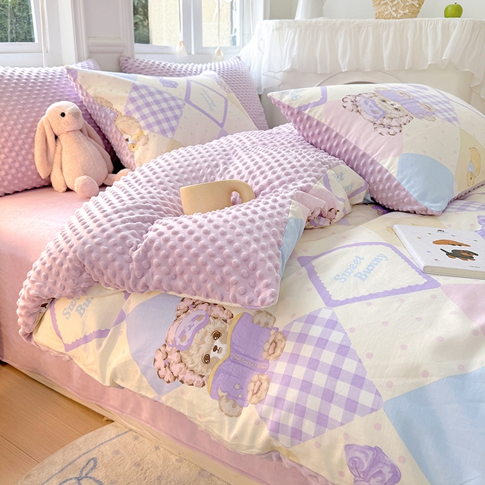 91家纺网 家纺一手货源 找家纺 优迈2024新秋冬加厚保暖全棉+豆豆绒四件套婴儿绒牛奶绒豆豆单被套单人双人加大号棉加绒三件套四件套 梦幻熊仔