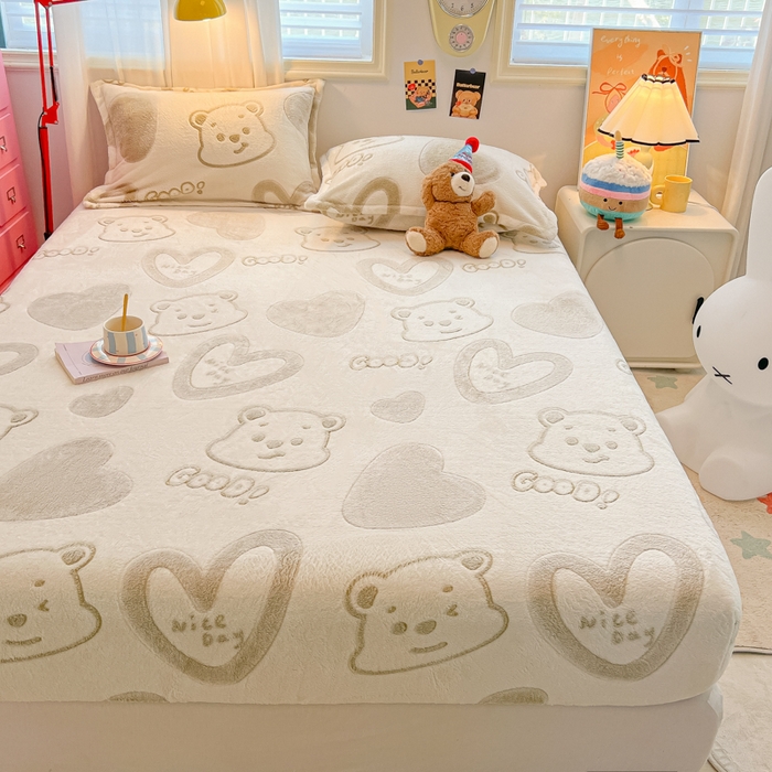 91家纺网 家纺一手货源 找家纺 韩巢家纺 2024新款加厚雪花绒卡通印花保暖床笠三件套 爱心熊(绿)